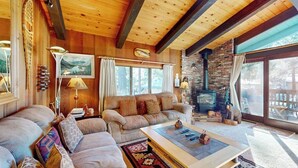 Una sala de estar acogedora con un sofá, una mesa de centro y una chimenea.