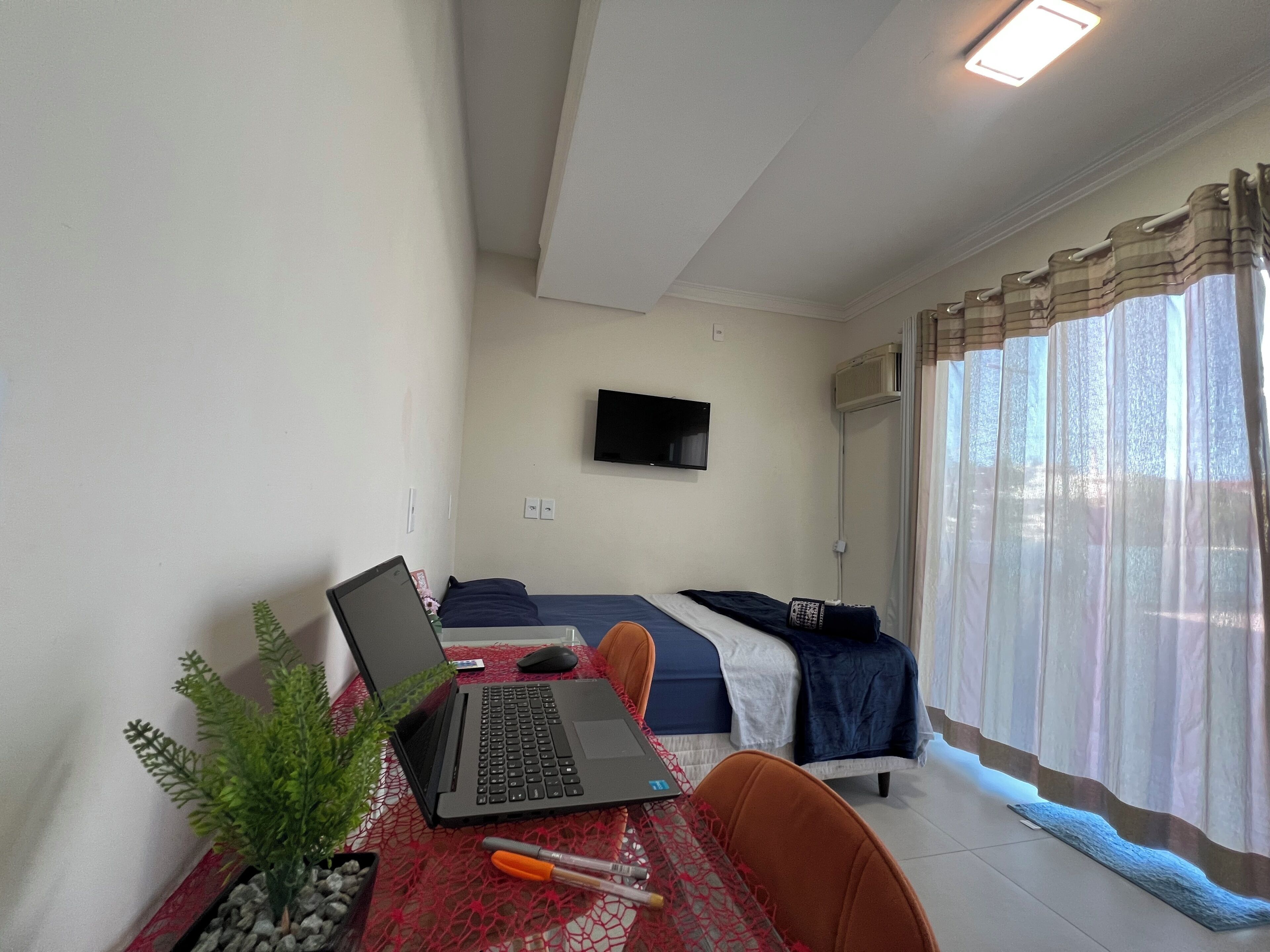 Laptopgeeigneter Arbeitsplatz, kostenloses WLAN