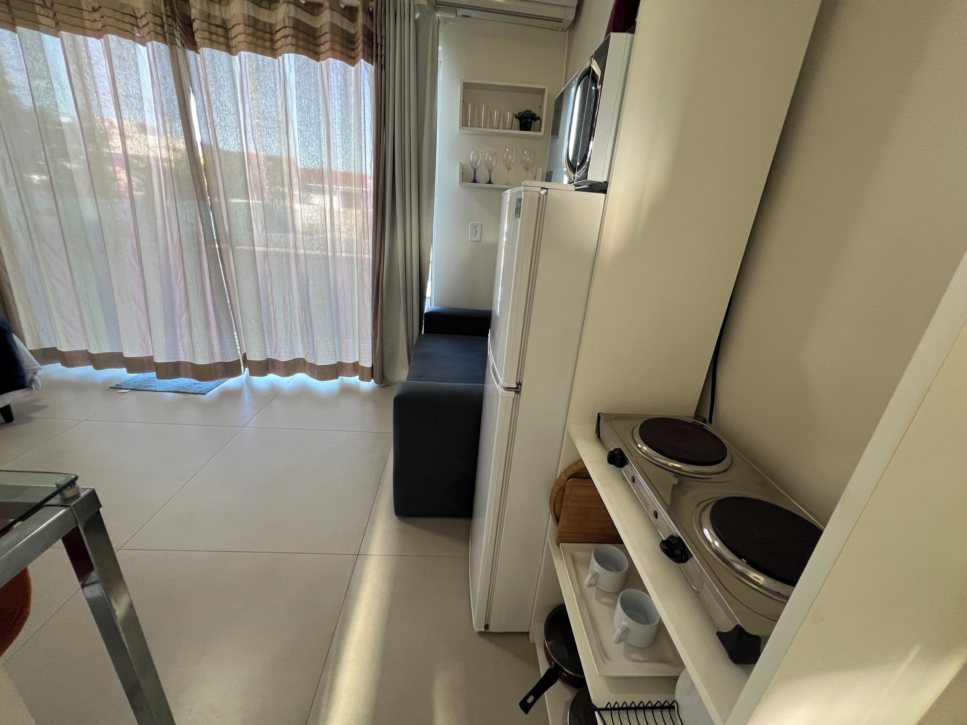 Full-sized fridge, microwave, oven, stovetop