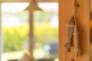 A wooden structure with a rope-wrapped object hanging from it. - Ferienhaus Nordwind mit Sauna am Dummer See (Dümmer)