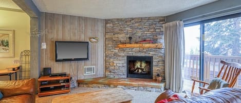 Televisión y chimenea