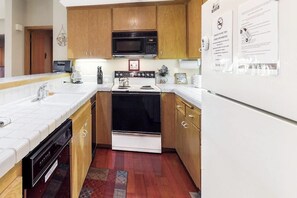 Coffee/tea maker, fridge, microwave, oven - Townhome with Shared Hot Tub, Near Golf Course and Close to Skiing (Mammoth Lakes)