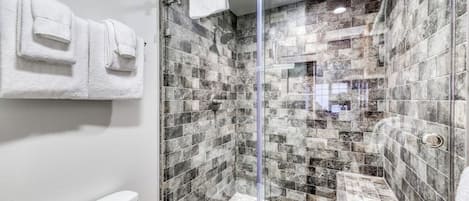 Ducha, secador de pelo y toallas