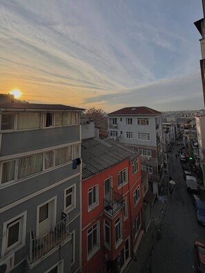 Ein mehrstöckiges Gebäude mit Balkonen und Blick auf die Straße.