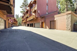 A row of multi-story buildings with balconies, garage doors, and a clear sky. - Two-story Mammoth Ski & Racquet #93K, half a mile to Canyon Lodge (Mammoth Lakes)