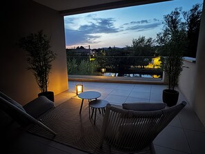 Terrace/patio - La Villa sur la Sorgue: Waterfront and Downtown in L'Isle-sur-la-Sorgue (L'Isle-sur-la-Sorgue)