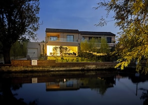 Exterior - La Villa sur la Sorgue: Waterfront and Downtown in L'Isle-sur-la-Sorgue (L'Isle-sur-la-Sorgue)
