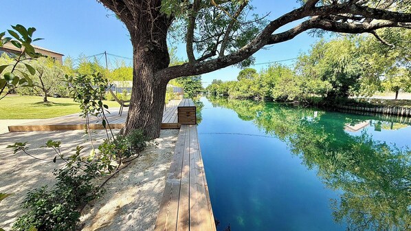 Property grounds - La Villa sur la Sorgue: Waterfront and Downtown in L'Isle-sur-la-Sorgue (L'Isle-sur-la-Sorgue)