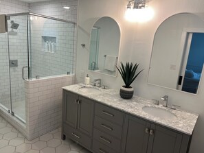 Doccia, asciugacapelli, asciugamani, sapone