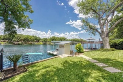 Docktails and Daydreams lake LBJ retreat sleeps 13