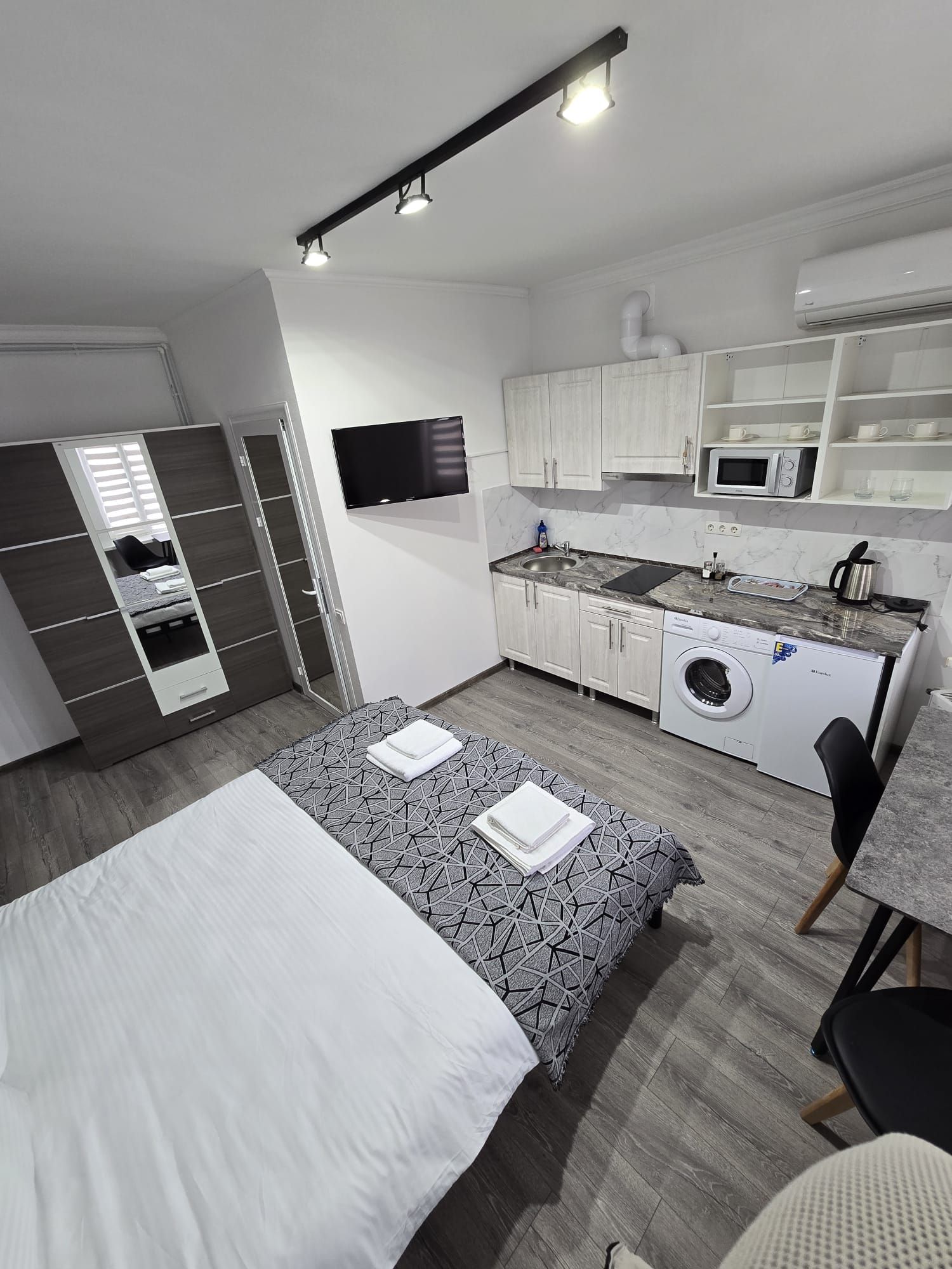Estudi en suite Deluxe, vistes al pati | Planxa i posts de planxar, wifi gratuïta i roba de llit 