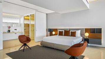 Tabla de planchar con plancha, wifi gratis y ropa de cama