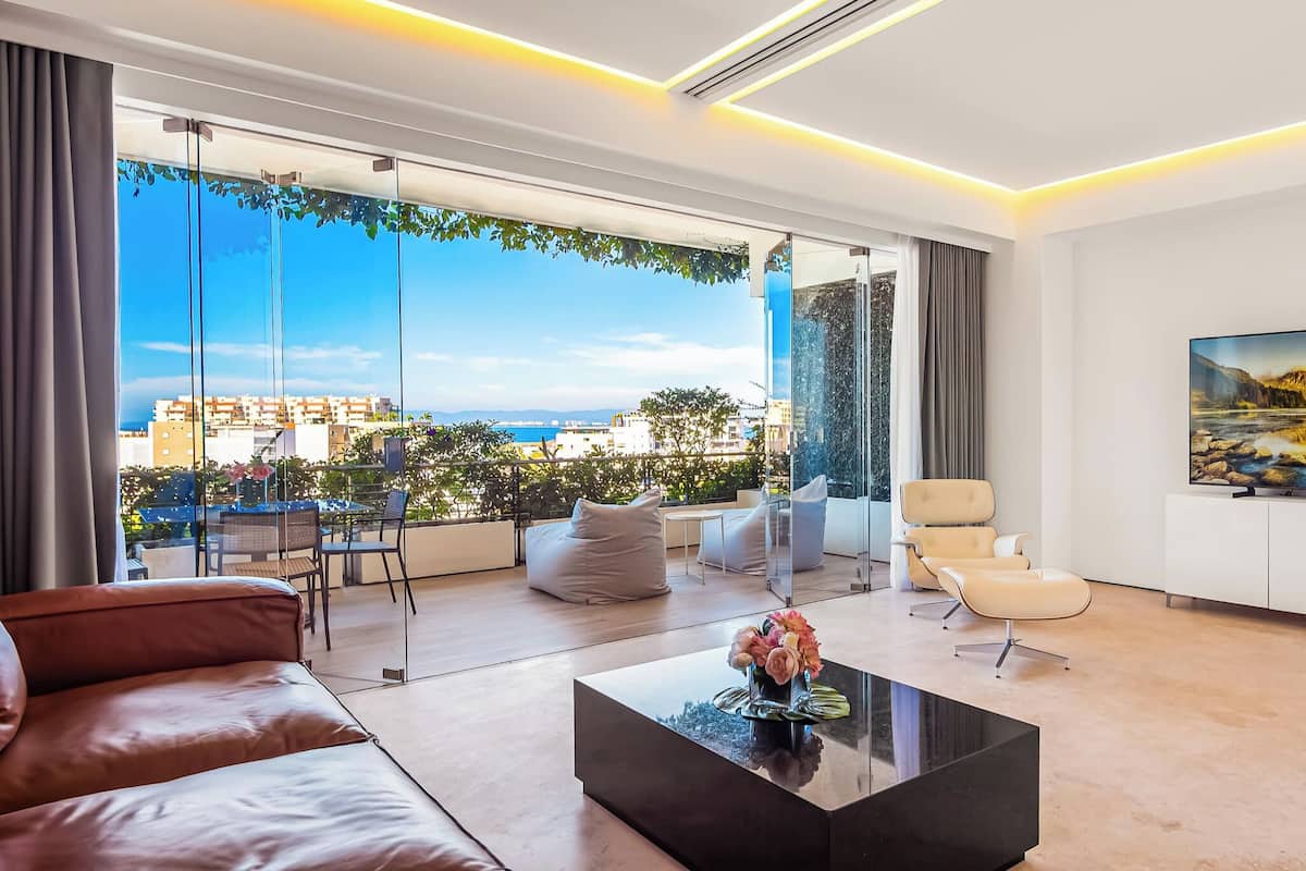 Condo de lujo, 1 habitación, 2 baños | Área de sala de estar | Smart TV de 50 pulgadas con canales vía satélite