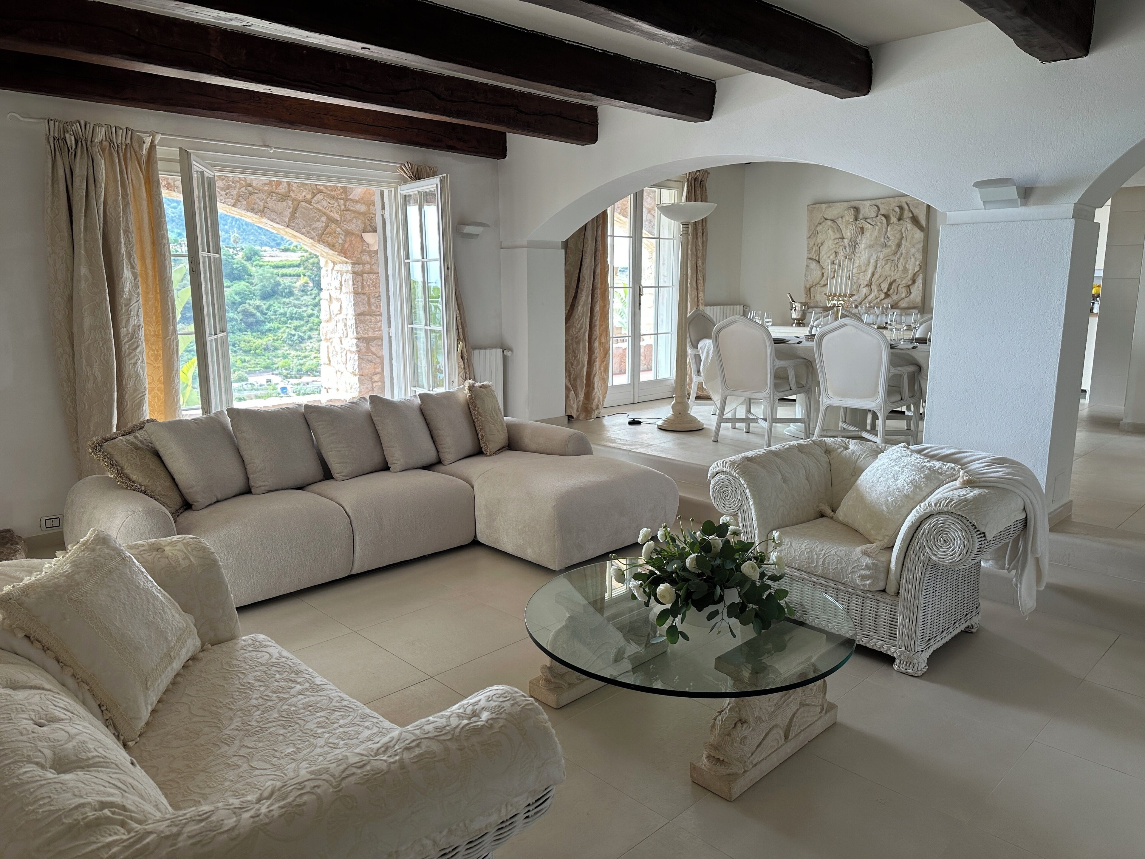 Smart TV, libri, biblioteca musicale, impianto stereo