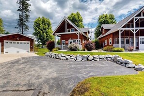 Exterior - Cute, dog-friendly cabin with a large patio & fireplace - walk to river beach (Dover)