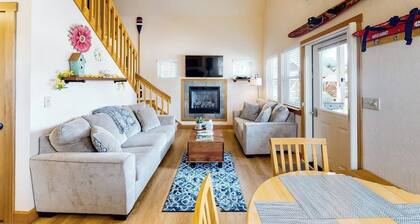 Cute, dog-friendly cabin with a large patio & fireplace - walk to river beach