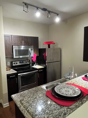 Private kitchen - Cozy 1-bedroom apartment with AC in charming midtown Houston (Houston)