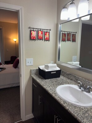 Towels, soap, toilet paper - Cozy 1-bedroom apartment with AC in charming midtown Houston (Houston)