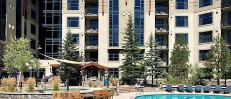 Un hôtel doté d’une piscine, d’un espace extérieur aménagé et d’un patio couvert.