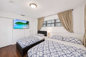 3 bedrooms, desk, iron/ironing board, travel crib