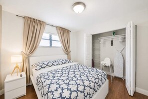 3 sovrum, skrivbord, strykjärn/strykbräda och resesäng