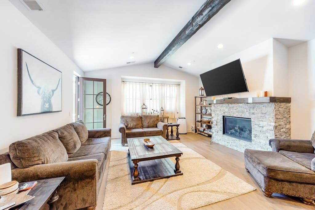 TV, fireplace