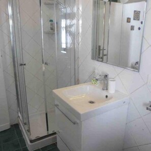 Een douche, een haardroger, een bidet, handdoeken