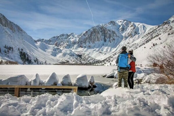 A snowy mountain landscape with a clear sky. - Perfect Condo W/ Shared Pools/Hot Tubs, Free WiFi, Full Kitchen & Balcony (Mammoth Lakes)