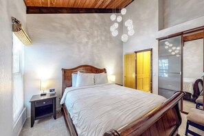 Ein Schlafzimmer mit einem hölzernen Bett, einem Nachttisch und einem Kleiderschrank.