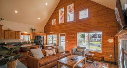 Sunlit, dog-friendly home with hot tub, gas fireplace, & washer/dryer
