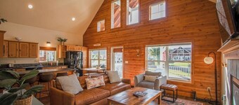 Sunlit, dog-friendly home with hot tub, gas fireplace, & washer/dryer