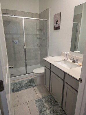Shower, towels, soap, shampoo - Lovely 1-bedroom apartment with AC in charming Osteen (Osteen)