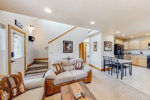 TV, fireplace - Adorable, two-story home with a furnished front porch, fireplace, & washer/dryer (Dover)