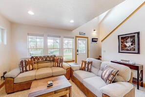 TV, fireplace - Adorable, two-story home with a furnished front porch, fireplace, & washer/dryer (Dover)