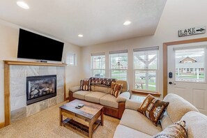 TV, fireplace - Adorable, two-story home with a furnished front porch, fireplace, & washer/dryer (Dover)