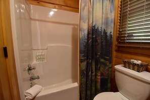 Haartrockner, Handtücher, Seife, Toilettenpapier