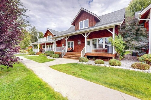 Home with patio, grill, fireplace, streaming, washer/dryer & AC