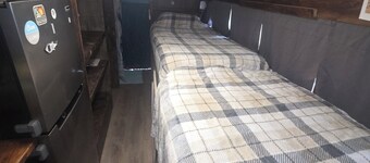Peaceful 1-bedroom caravan with AC in Mammoth Spring.