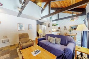 Ein Wohnzimmer mit Sofa, Sessel und Couchtisch.
