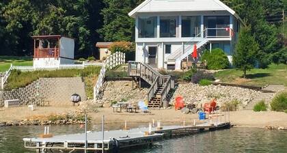 Lakefront hideaway with games, grill, smart TVs, mountain views, & AC