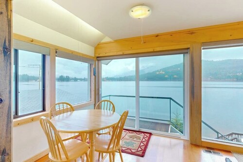 Lakefront hideaway with games, grill, smart TVs, mountain views, & AC