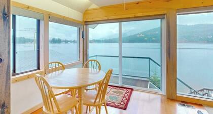 Lakefront hideaway with games, grill, smart TVs, mountain views, & AC