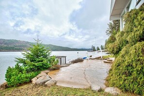 Terrace/patio - Lakefront hideaway with games, grill, smart TVs, mountain views, & AC (Cocolalla)