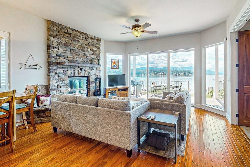 TV, fireplace