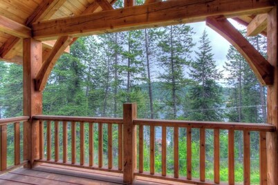 Rustic, dog-friendly cabin with wood-burning stove, lake & mountain views
