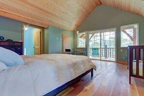 2 bedrooms, desk, travel crib, free WiFi