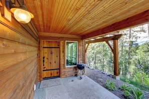 Terrace/patio - Rustic, dog-friendly cabin with wood-burning stove, lake & mountain views (Sagle)