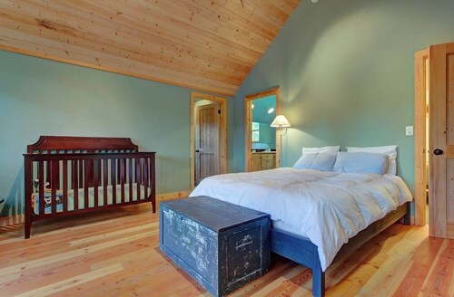 Rustic, dog-friendly cabin with wood-burning stove, lake & mountain views