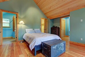2 bedrooms, desk, travel crib, free WiFi