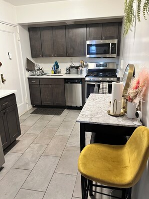 Private kitchen - Large sunlit 1br in Rego Park, laundry in basement, 5 min walk from train! (Rego Park)